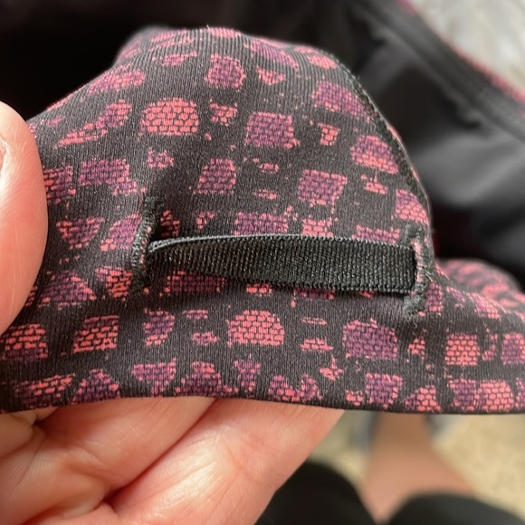 Lululemon Outrun 17" Crop Like New Leggings in the Plum / Black Pattern Size 6 - Picture 6 of 8